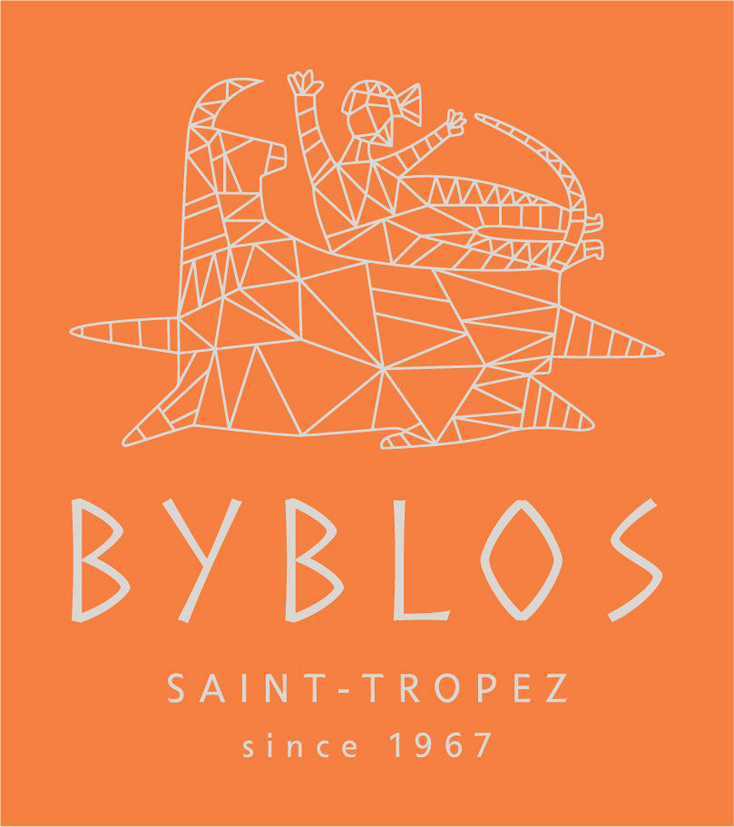Une étiquette en caoutchouc orange avec le logo de l'hôtel Byblos Saint Tropez