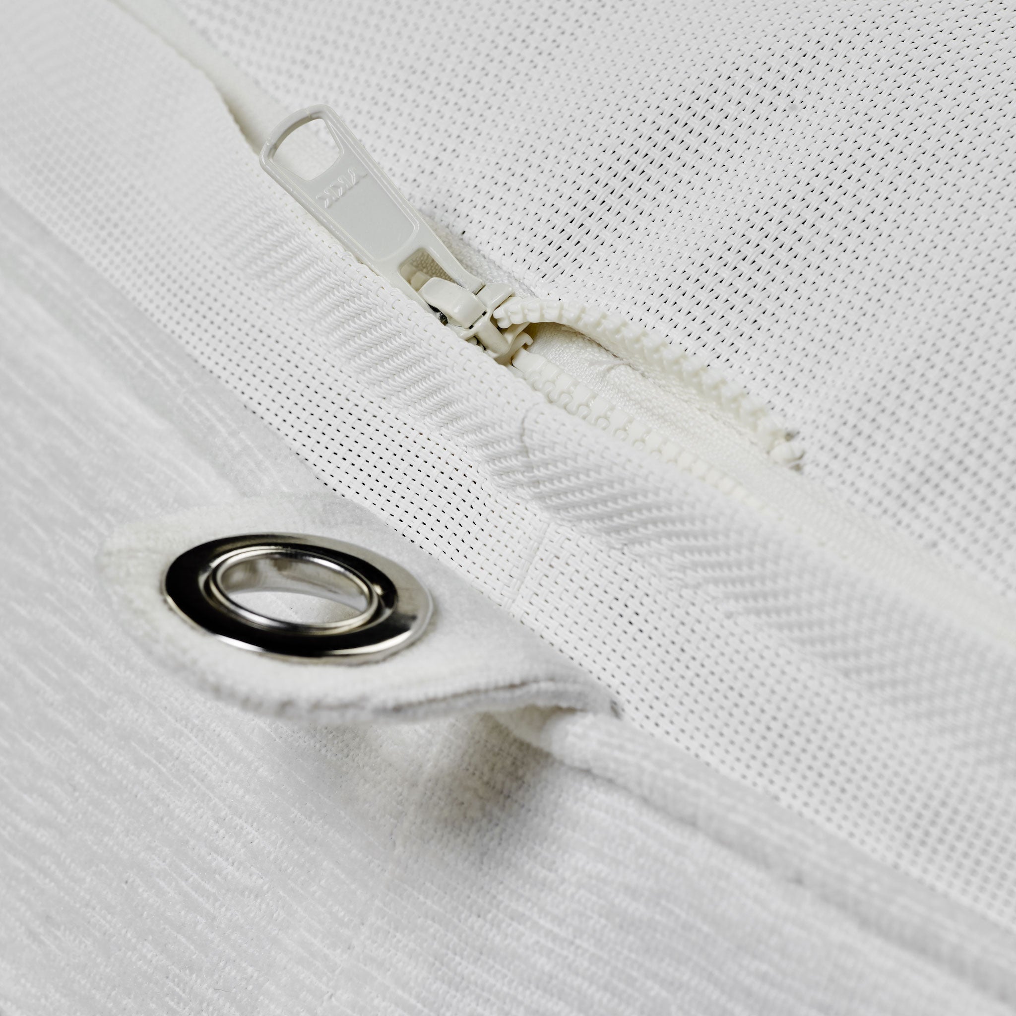 Flotteur de piscine de luxe Bague en tissu éponge blanc, avec des œillets en acier inoxydable, une base durable et des fermetures à glissière.
