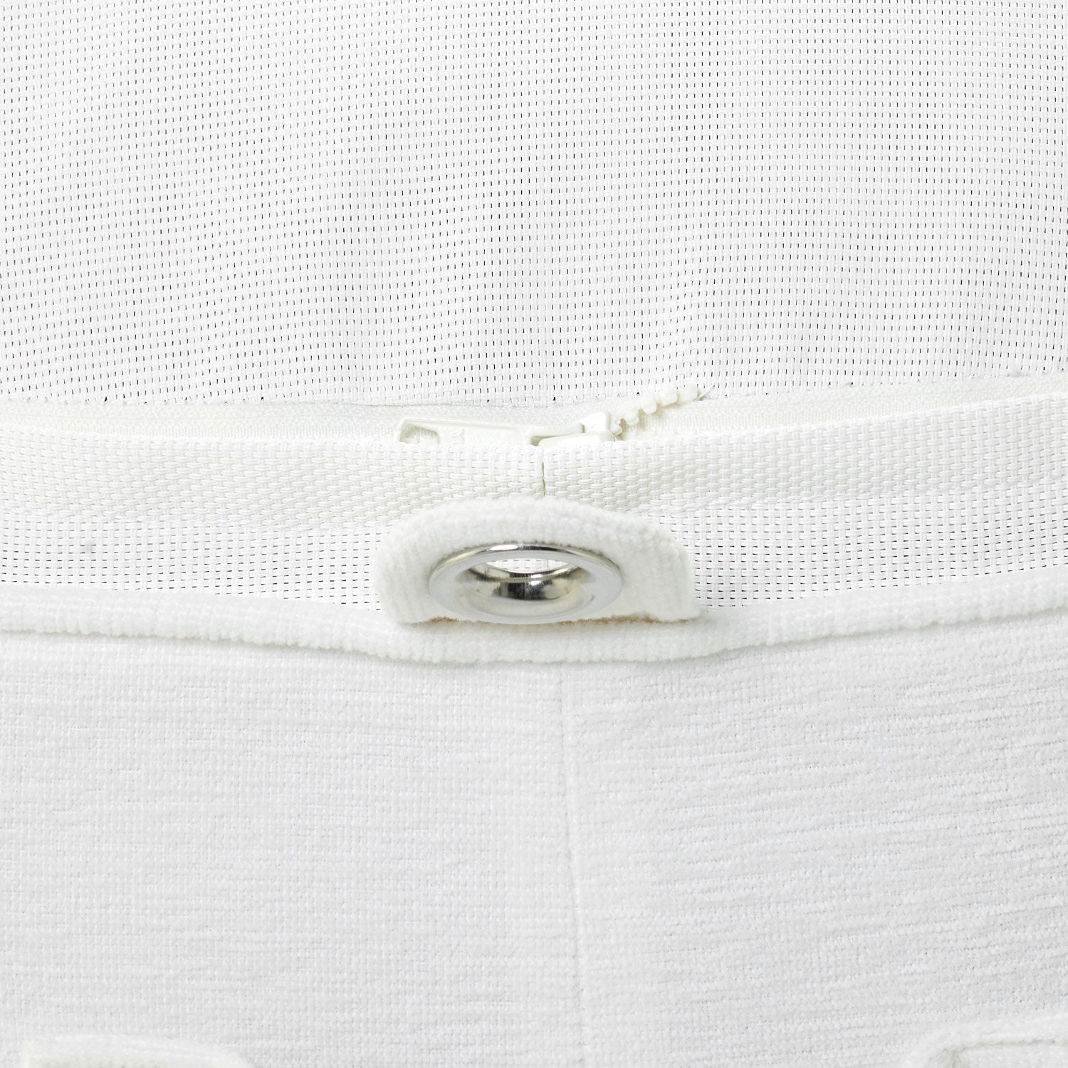 Flotteur de piscine pour adultes en tissu éponge blanc, à l'envers, montrant les œillets et la base.